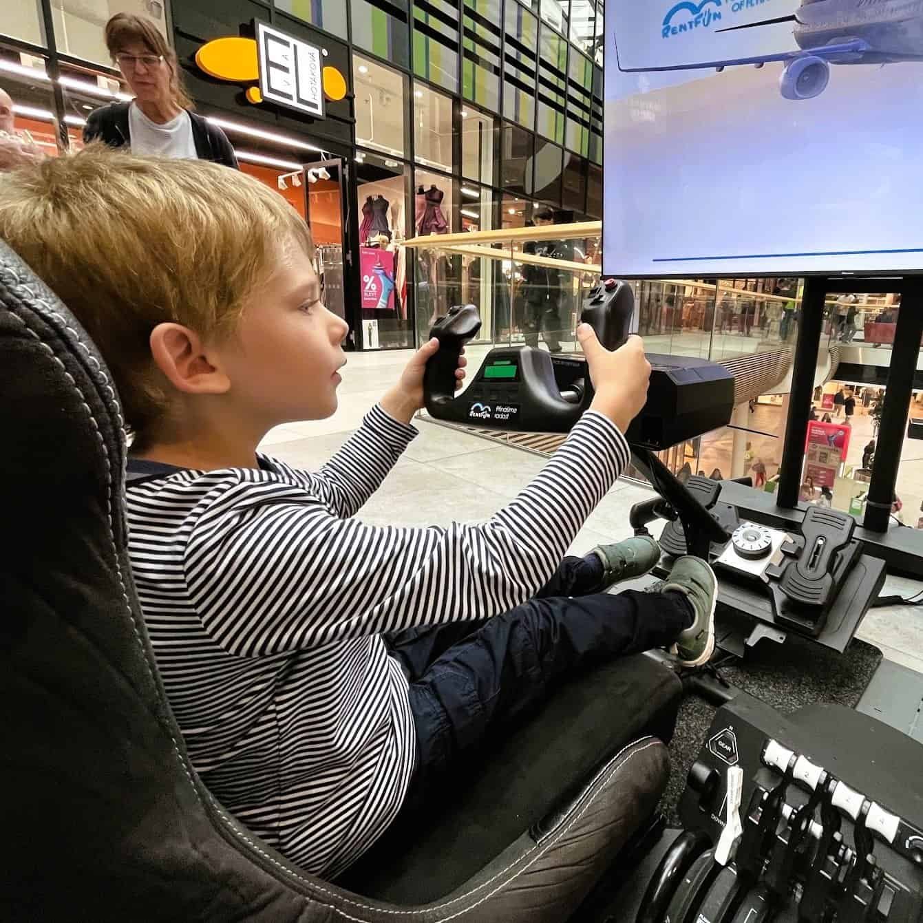 Rent flight simulator near your location in London, Berlin, Paris. Rental Flight Simulator in Vienna Austria with delivery. Rental flight simulators of Boeing for birthday with support.