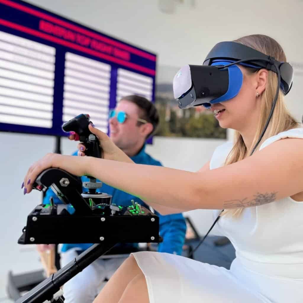 RoarFun homepage - happy people in Virtual reality - Modern Entertainment for children, youth