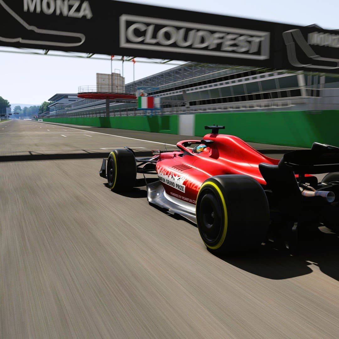 RoarFun Grand Pilot fast red Formula @ CloudFest monza emotional branding fast running shot start finish second version from another angle.